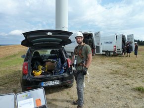 Mit Arbeitsausrüstung an den Windrädern